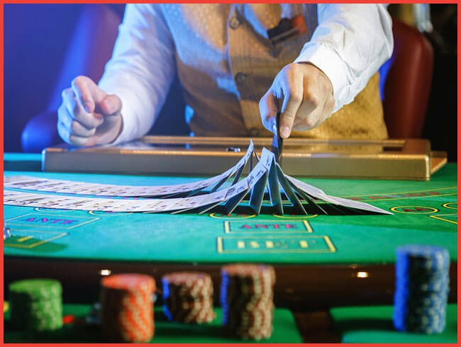 Dealer là người chia bài trong game Baccarat cả online hay offline